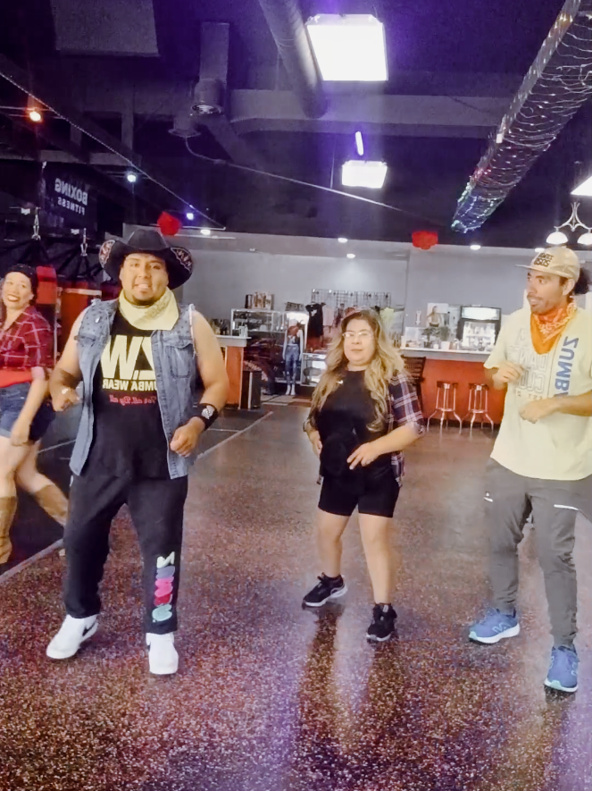 con dos súper instructores enseñándome este pasito gracias por su amabilidad y carisma @Cesarstyle ,gracias Fernandito para la próxima le hecho más ganas jajaja 😂 