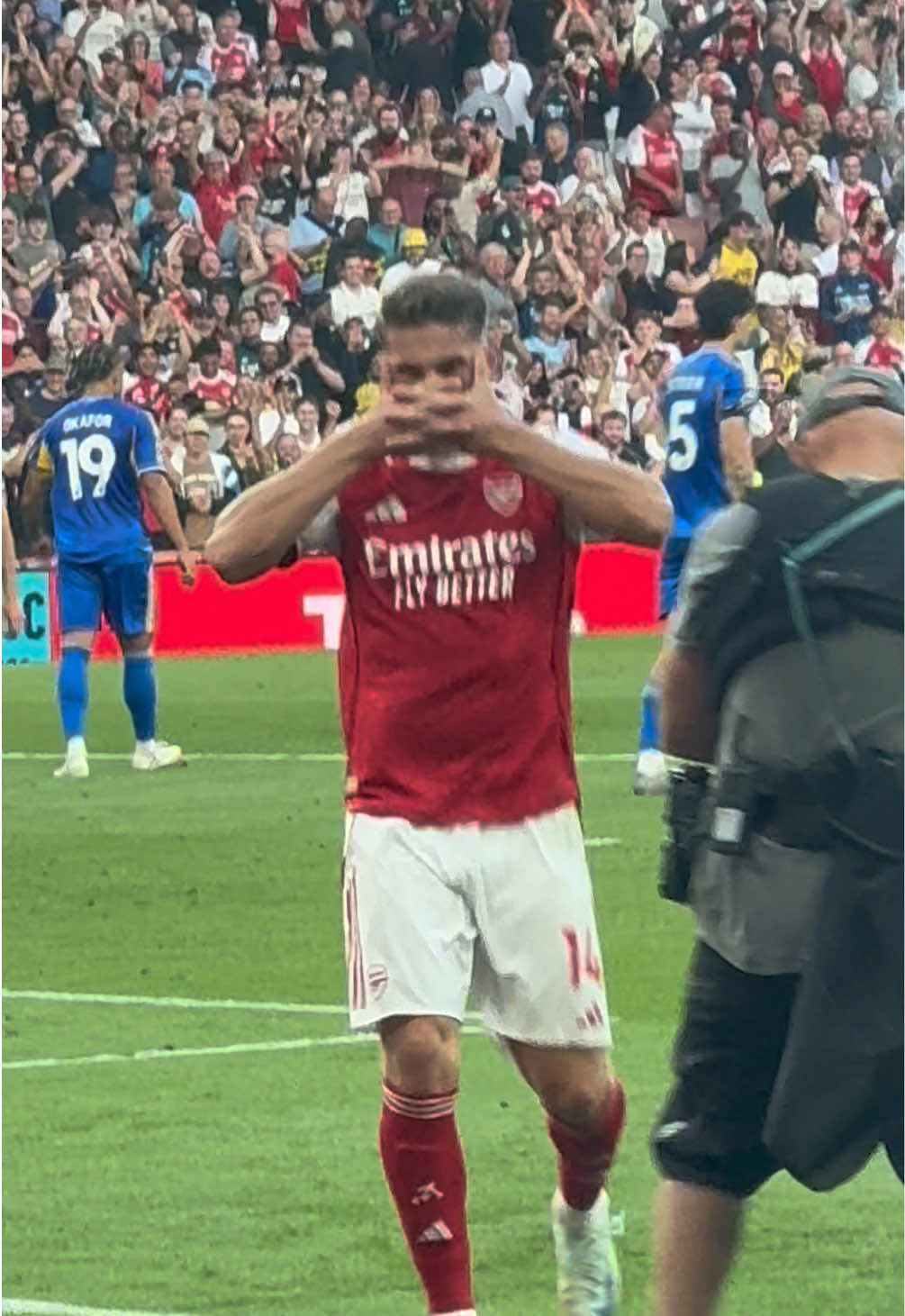 Gyökeres scores a penalty for Arsenal vs Leeds Utd at the Emirates stadium to make it 5-0 and does his signature mask celebration plus a hair flick for the internet trolls ⚽️⚽️⚽️⚽️⚽️ @arsenal @Leeds United #gyokeres #goal #arsenal #emiratesstadium #soccertiktok 
