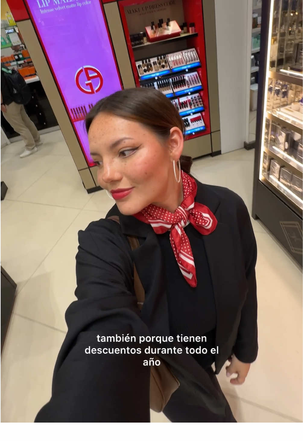 Una parada obligatoria cuando vengas a Paris.😍 Soy fan de los perfumes, make up y cuidado personal… @KAMS PARIS a unos minutos del museo de Louvre!  Tienen unas ofertas INCREÍBLES y los mejores perfumen que he podido conocer. #paris #franciscaaronsson #pecas #turismo #louvre 