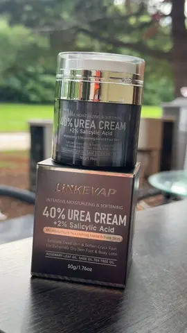 Crema de urea al 40%, crema para pies y manos con ácido salicílico al 2%, ácido hialurónico, árbol de té y aloe vera para una hidratación profunda y la eliminación de callos