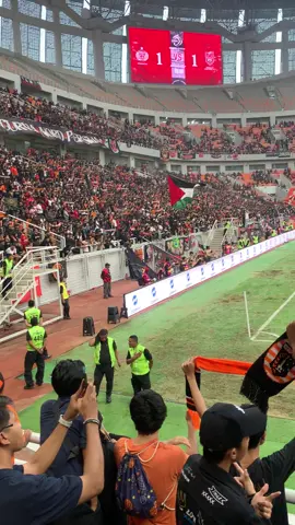 mohon izin pak stewart, cinta itu tetap ada!!  #persija #superleague #fyp 