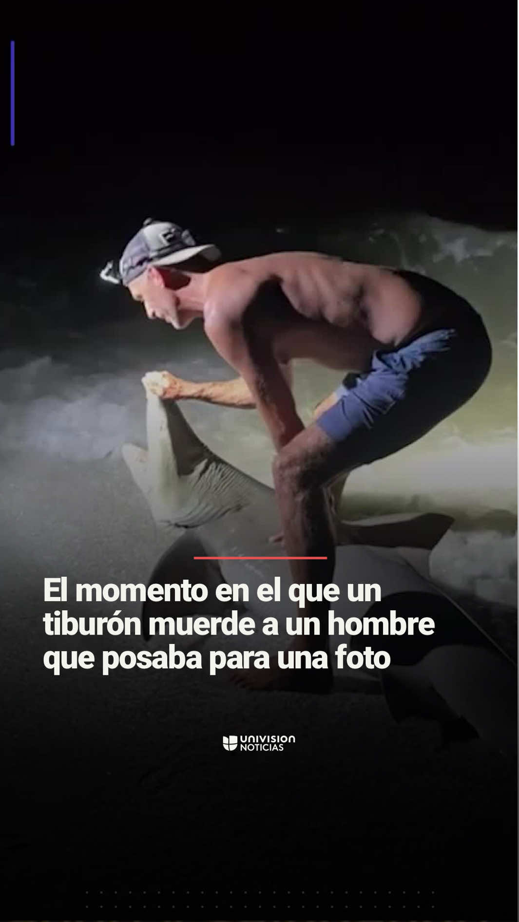 🦈 El momento en el que un tiburón muerde a un hombre que posaba para una foto. El pescador posaba para una foto en Boca Grande, Florida. Tras retirarle el anzuelo y prepararse para liberarlo, el animal se giró bruscamente y lo mordió en la pierna. El hombre fue llevado a un hospital para ser atendido y ya se encuentra fuera de peligro. #pescador #tiburón #shark #Univision #UniNoticias     