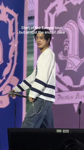Poor Pookie almost got hurt 🥹 #enhypen #enhypenlondon #walkthelinetour #jake #kpopfyp 