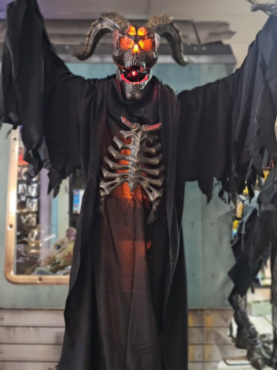Halloween comin early this year  @Spirit Halloween  #spirithalloween #animatronic #halloween #scary #spooky 