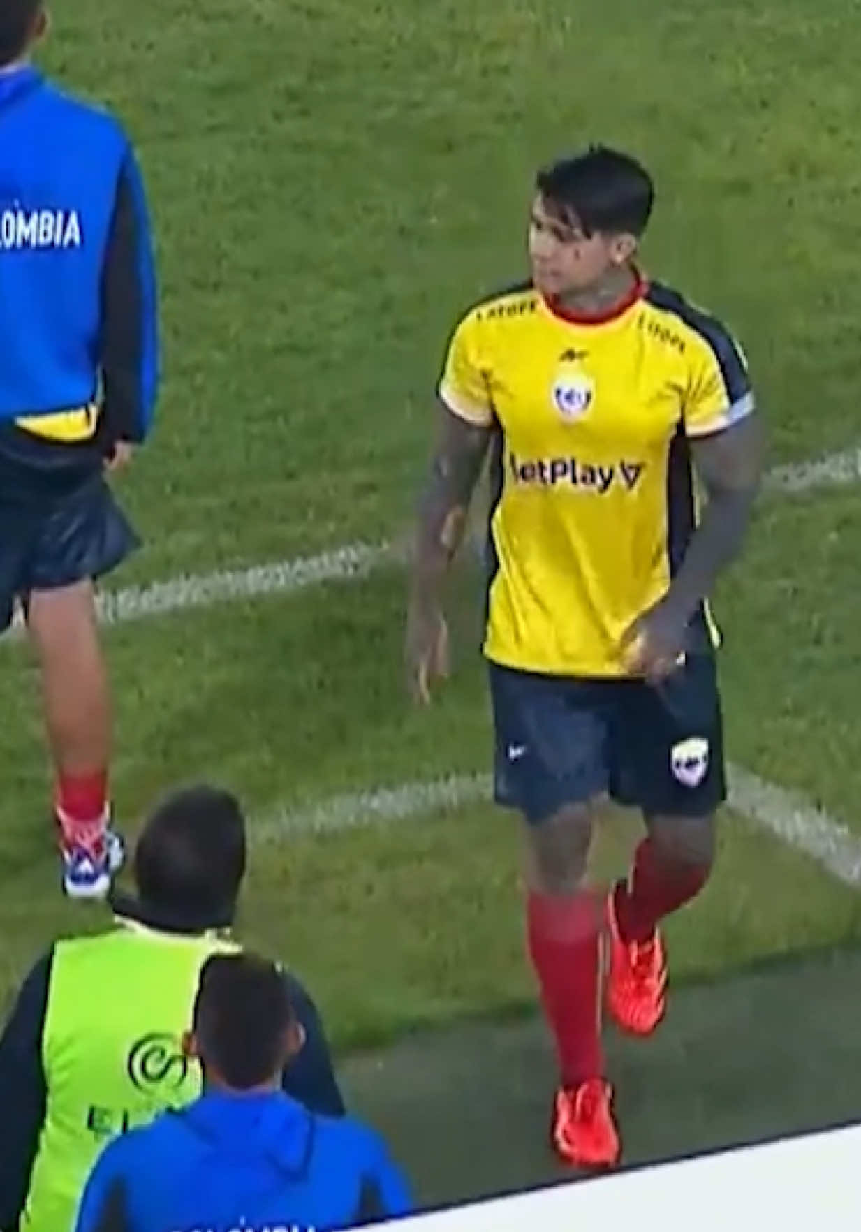 Me invitaron a jugar con la selección Colombia ⚽️ todo muy bien, hasta que se pusieron a pelear. 😂