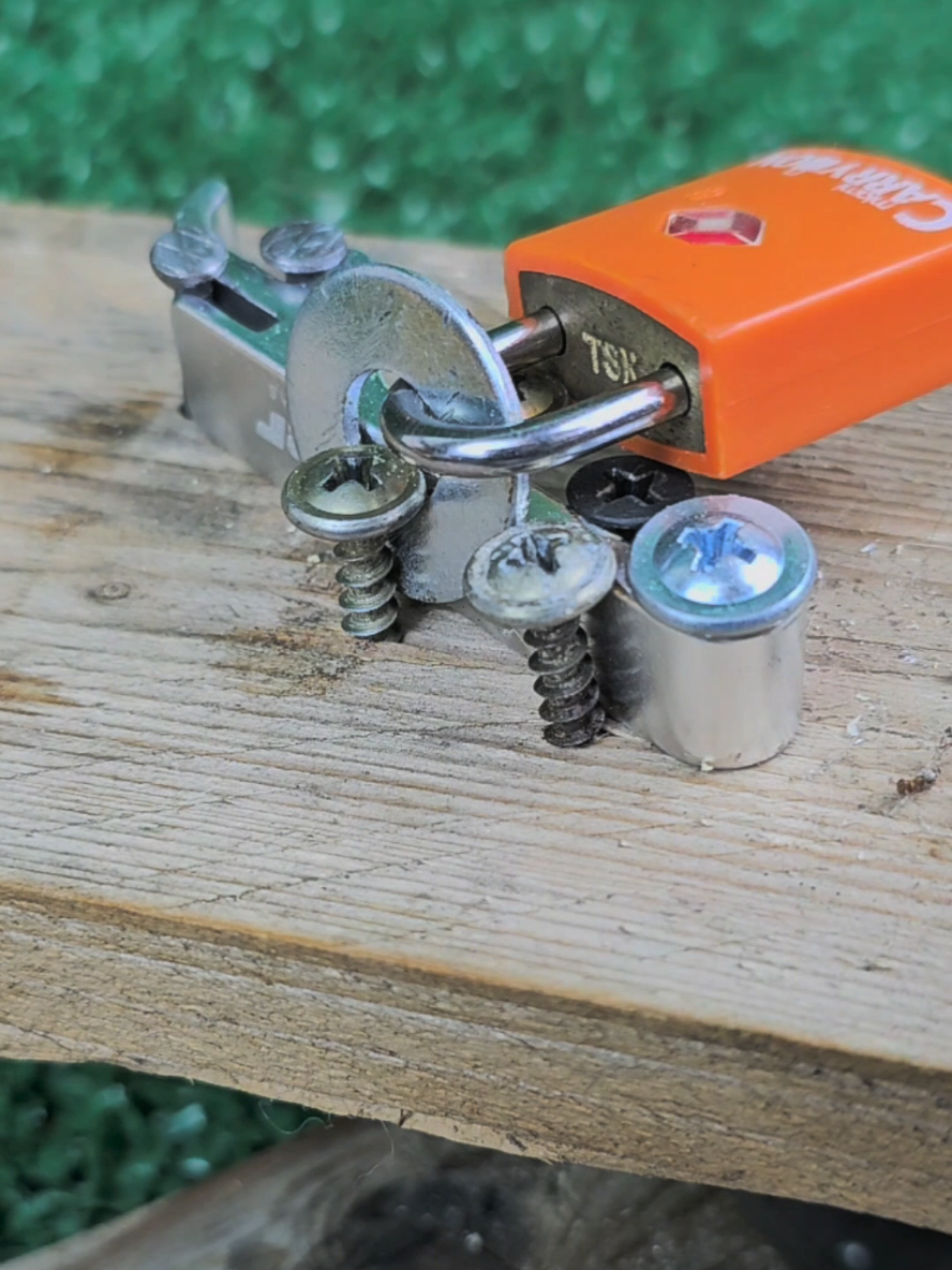 incrível oque ele conseguiu fazer com abridor de garrafas  ##tooltips #Woodworking #hacktips #howitworks #tricks 