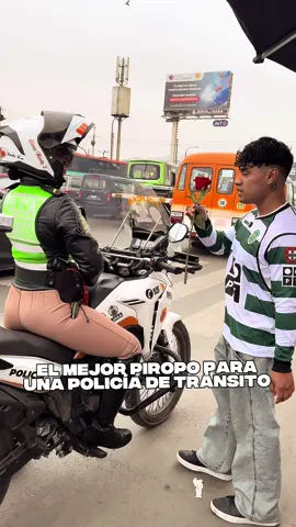 El mejor piropo para una policía de tránsito #amoraprimeravista #regalorosas #detallesqueenamoran