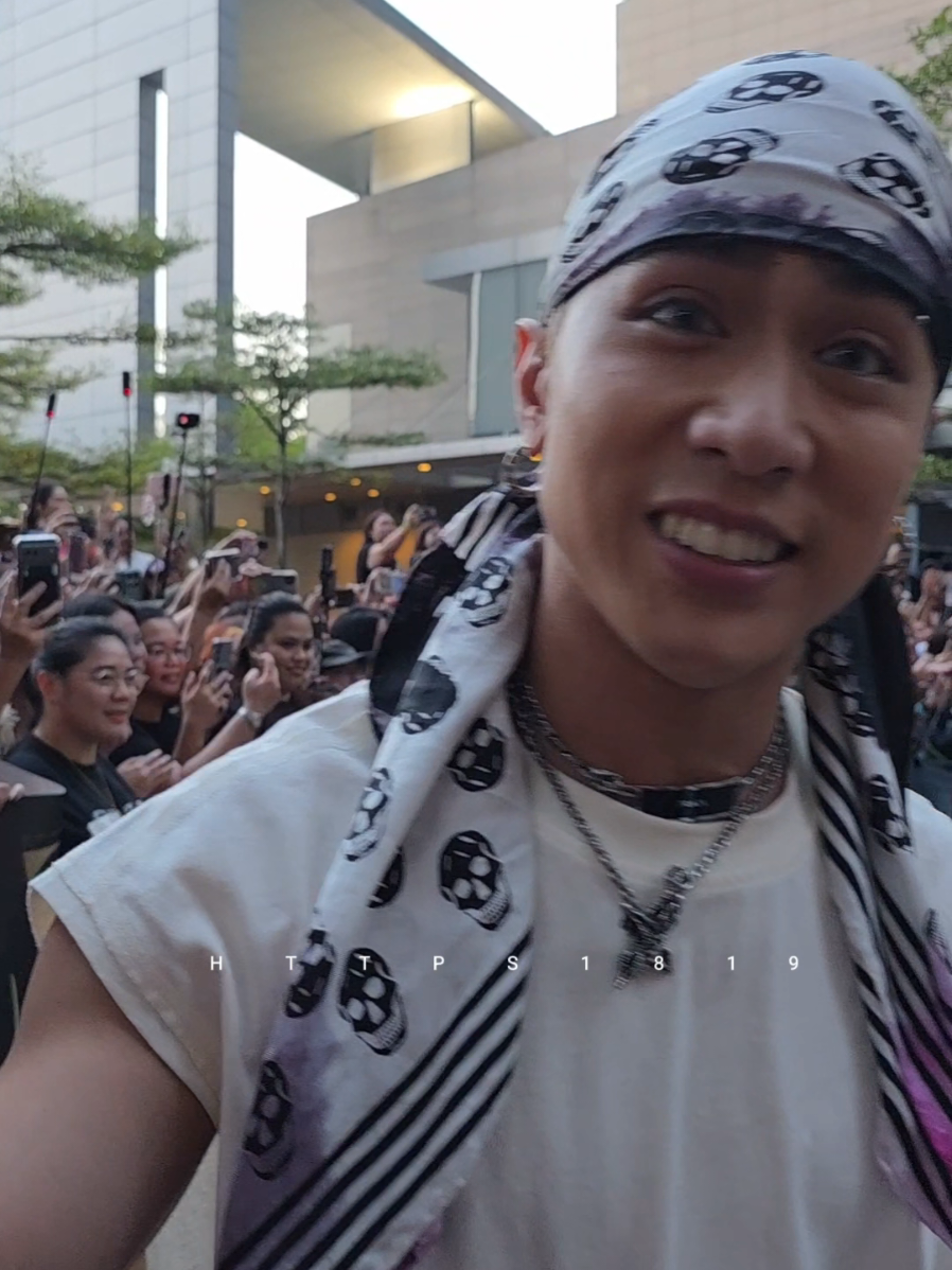 Good morning sa amo kong siya parin pala emz @joshcullenn  SB19 BUSKING IN SINGAPORE  SAW WT SINGAPORE SOLDOUT #JOSHCULLEN #SB19_JOSH  #SB19 #SB19WTSoldOutArenaExpoSG 