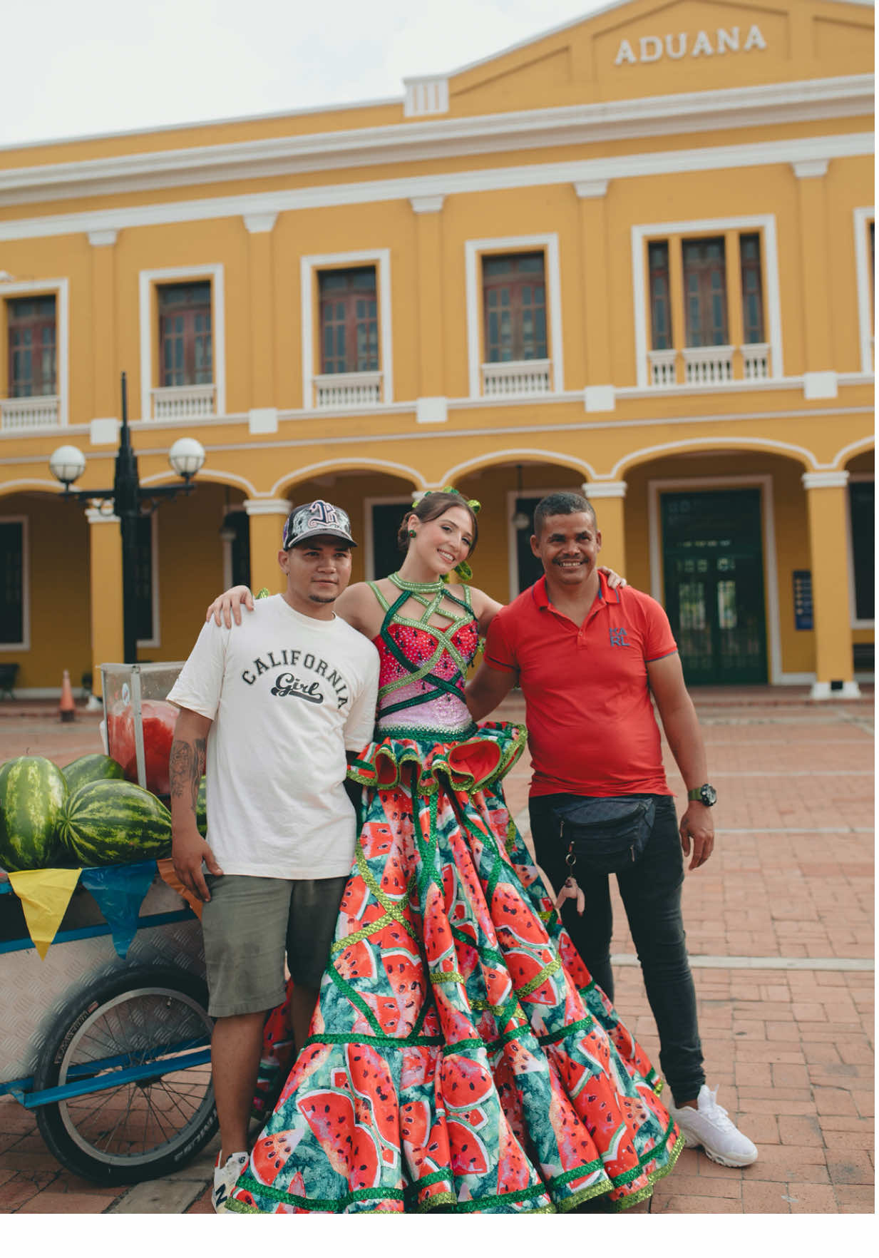 ¡Vamos pa’ la @feriasaborbarranquilla! 🍉🚲 Hoy me visto de fruta fresca para homenajear a las familias trabajadoras que ofrecen en las calles el sabor de nuestra tierra. ‘Flor de patilla’ es mi tributo a la alegría y fuerza emprendedora de Barranquilla.  🧊¿Quién quiere un rico patillazo? 🍉