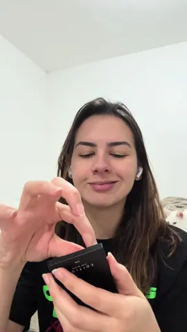 Uma mulher sem prática com blush experimenta um blush novo e fica com chinelada. Blush da Oceane 🫦  #fyp #foryou #blushtrend #oceane #blushduo #react #review 