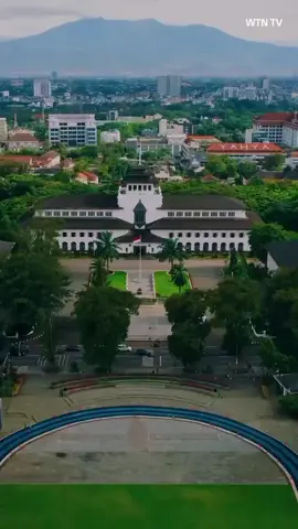 Kota Bandung adalah ibu kota provinsi Jawa Barat, Indonesia, dan merupakan kota terbesar ketiga di Indonesia setelah Jakarta dan Surabaya. Kota ini dikenal dengan julukan 