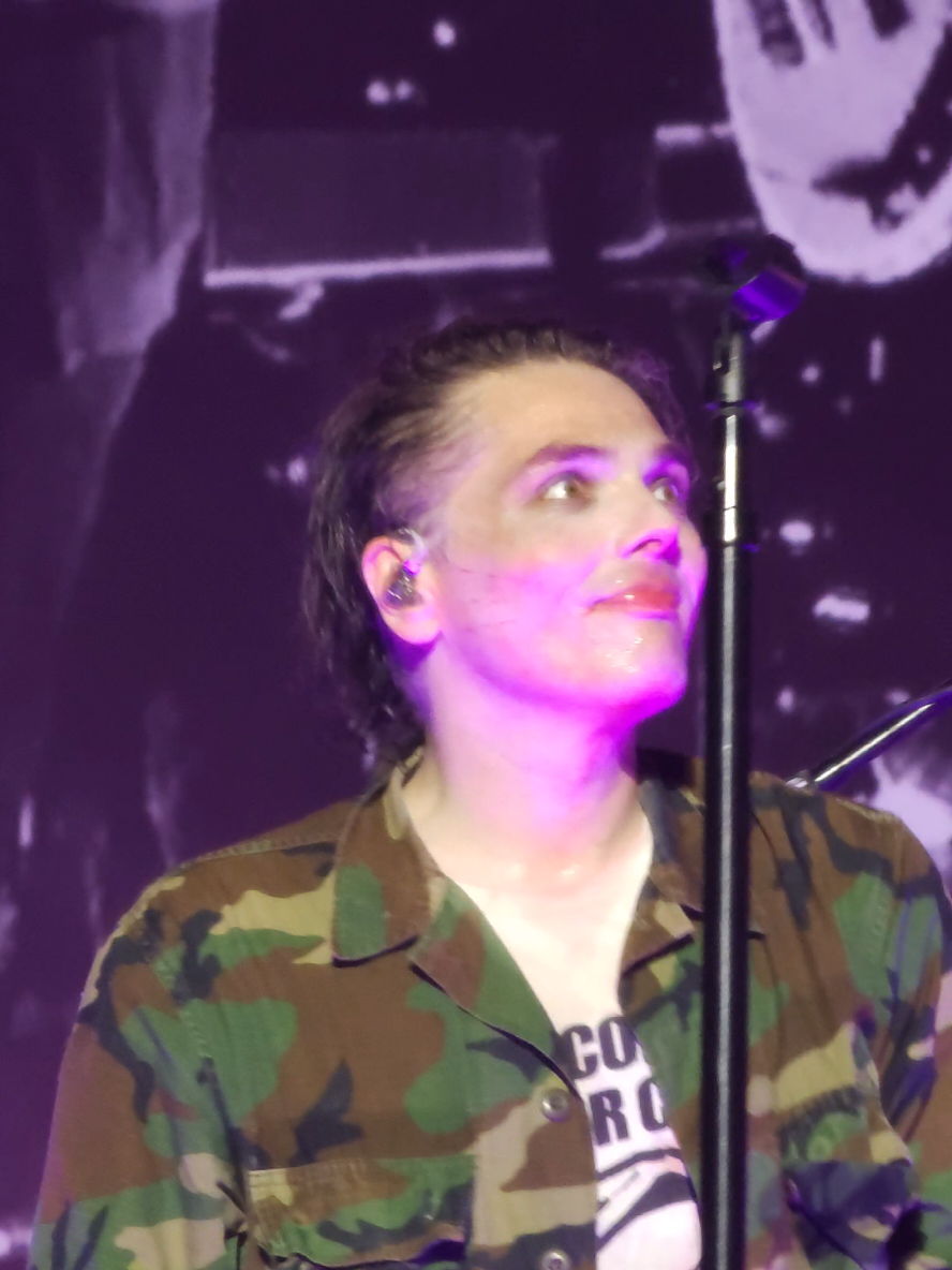 sweetie enjoying some audience participation during summertime plus some frank as a treat #mcr #mychemicalromance #mychem #mcrtoronto 