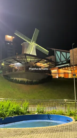Prainha, em Blumenau no período noturno. Ótimo espaço para relaxar no final de semana, espaço para crianças brincar e vários banco para apreciar o rio Itajai Acú Você já conhece este espaço na cidade? #Blumenau #blumenausc #blumenauturismo #pov #DescubraBlumenau 