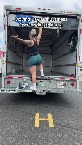 Moving day… we packed a 20ft moving truck full of 200 bins of leggings stock. So thankful for my family! 💗💗 #moving #bossbabe #mamabear #part2 #series 