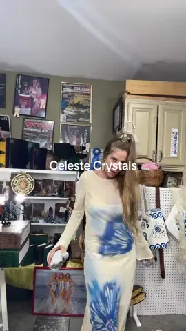 I had to jump on board with this lizard #lizzard #celestite #crystallovers #crystaltok #celestitesphere 