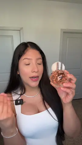La decisión fue difícil pero me gustó más este 💐🪷🌷🍊🍐🍇#perfume #arianagrande #Byari #fragancias #perfumecollection 
