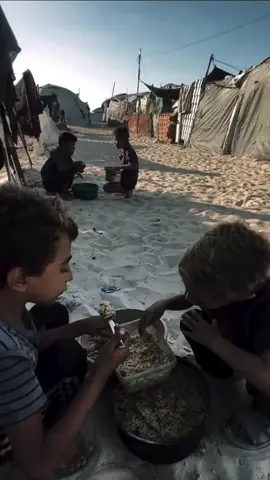 براءة الأطفال تختبئ خلف لقمة من التكية… وجوعهم أكبر من طفولتهم Innocent children finding comfort in a meal from the charity kitchen… their hunger is heavier than their childhood