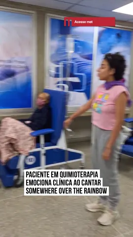 🥹🤧❤️ Em Caracas, #Venezuela, a paciente Manuela Martínez, transformou a sessão de #quimioterapia em um ato de gratidão e #esperança ao soltar a voz com a famosa canção Somewhere Over The Rainbow. O gesto emocionou enfermeiras e colegas de tratamento que fizeram questão de registrar o momento de coragem e muito amor.  Emocionante, né, gente!❤️🩹 #TikTokNotícias  📹  @june_universe (ig)  | @dommedia.br