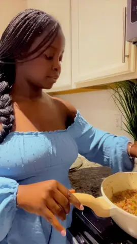 On dit que la nourriture est un langage d’amour… je suis totalement d’accord. Et vous, quel est votre plat romantique préféré ? 🍝🍷 