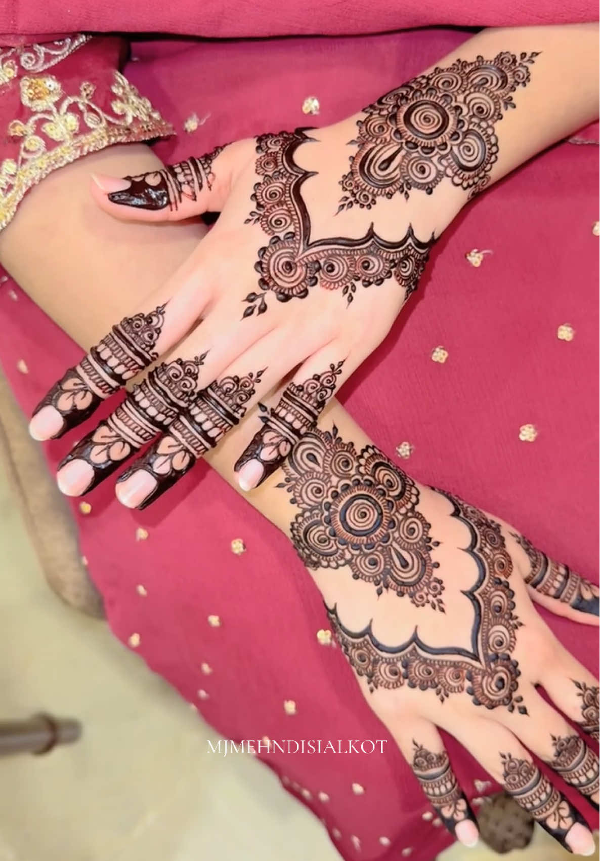 Casual Engagement Henna❤️ SIALKOT📍🇵🇰 Bookings are open SIALKOT📍🇵🇰 Bookings are open for bridal and party henna 2025!!  #Mehndidesigns #BridalMehndi #PartyMehndi #famousmehndiartist  #sialkot                            bridal and party henna 2025!!                                  