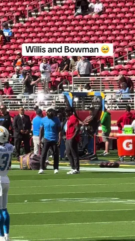 #49ers Patrick Willis and NaVorro Bowman catching up before kickoff 🥹 