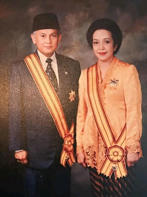 “Kalau memang dia dilahirkan untuk saya, kamu jungkir balik, saya yang dapat. Kenapa harus susah?”🤣  #bjhabibie #habibieainun #bapakteknologiindonesia #reformasi #cintasejati 