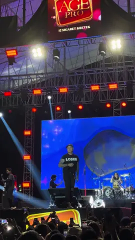 Bisa nonton sedekat ini Band Last Child #konser #konsersumbawa #lastchild #virgoun #pulausumbawa @Virgoun 