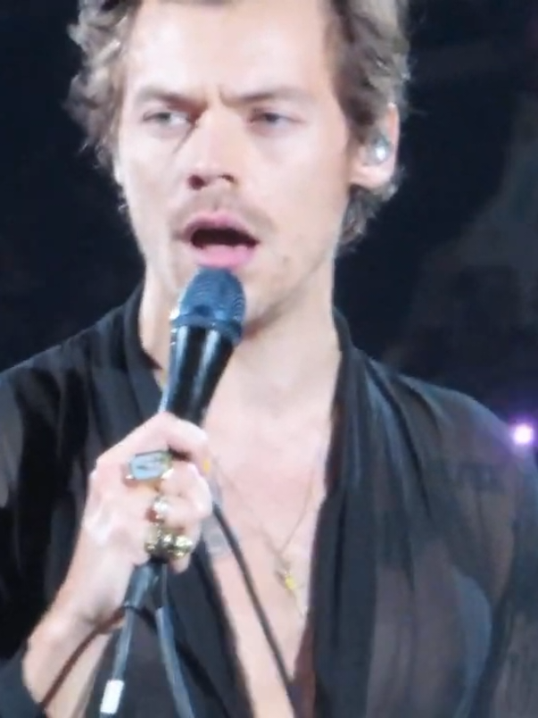 lights up #harrystyles #loveontour #fyp 
