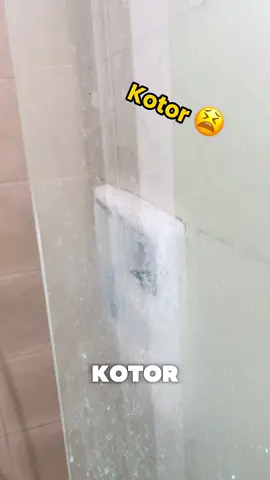 Kinclongin kaca kamar mandi yang kotor dan berjamur 🥹 #cleaning #cleaningpills #surface 