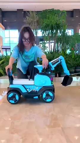 Mobil aki truk beko adalah mainan kendaraan konstruksi anak-anak yang menyerupai alat berat backhoe atau excavator, namun berukuran kecil, menggunakan baterai (aki) sebagai sumber dayanya, dan mampu bergerak seperti kendaraan asli untuk anak bermain. Istilah 