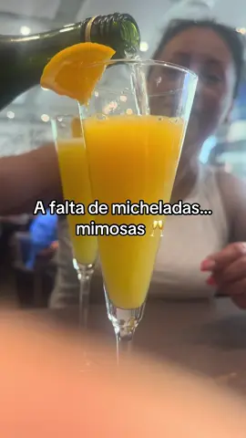 El cóctel #mimosa  Es una bebida hecha con champán y jugo de naranja.