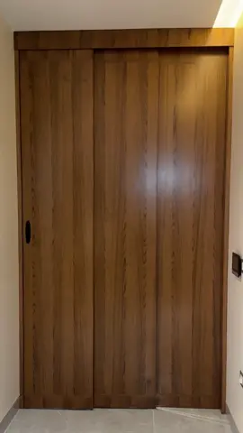 ⁨	🚪✨ لو بتدور على باب فاصل عملي وأنيق يدي شكل شيك للبيت وفي نفس الوقت يديك خصوصية بين غرفة المعيشة وغرف النوم، الباب ده هو الاختيار المثالي! 🔹 ميكانزم تركي أصلي من شركة الباتور 🔝 يضمنلك فتح وقفل في منتهى السلاسة والهدوء من غير أي مشاكل. 🔹 خامات قوية وتشطيب عالي الجودة يخليك مطمن إنه يعيش معاك لسنين طويلة. 🔹 مثالي لعزل المساحات والمحافظة على خصوصية بيتك مع شكل أنيق يفتح النفس. 💡 المنتج ده معمول مخصوص للي عايز راحة – جودة – منظر شيك في نفس الوقت. تتوفر خدمة التوصيل لكافة محافظات مصر 🚛🚚 .للحجز او الاستعلام يرجي الاتصال علي :  📲01004019797 .  📲01224002142 .  📲01000467359 .  📍مكان معرضنا في دمياط ... شارع عبدالرحمن ... بجوار مسجد الأربعين . دا اللوكيشين بتاع المكان👇 https://maps.app.goo.gl/vXsjDW85Rtqpy17C8 #المتحدة_للتجارة_وتصنيع_الموبليا #دمياط #أثاث #غرف_نوم #سفرة     ⁩