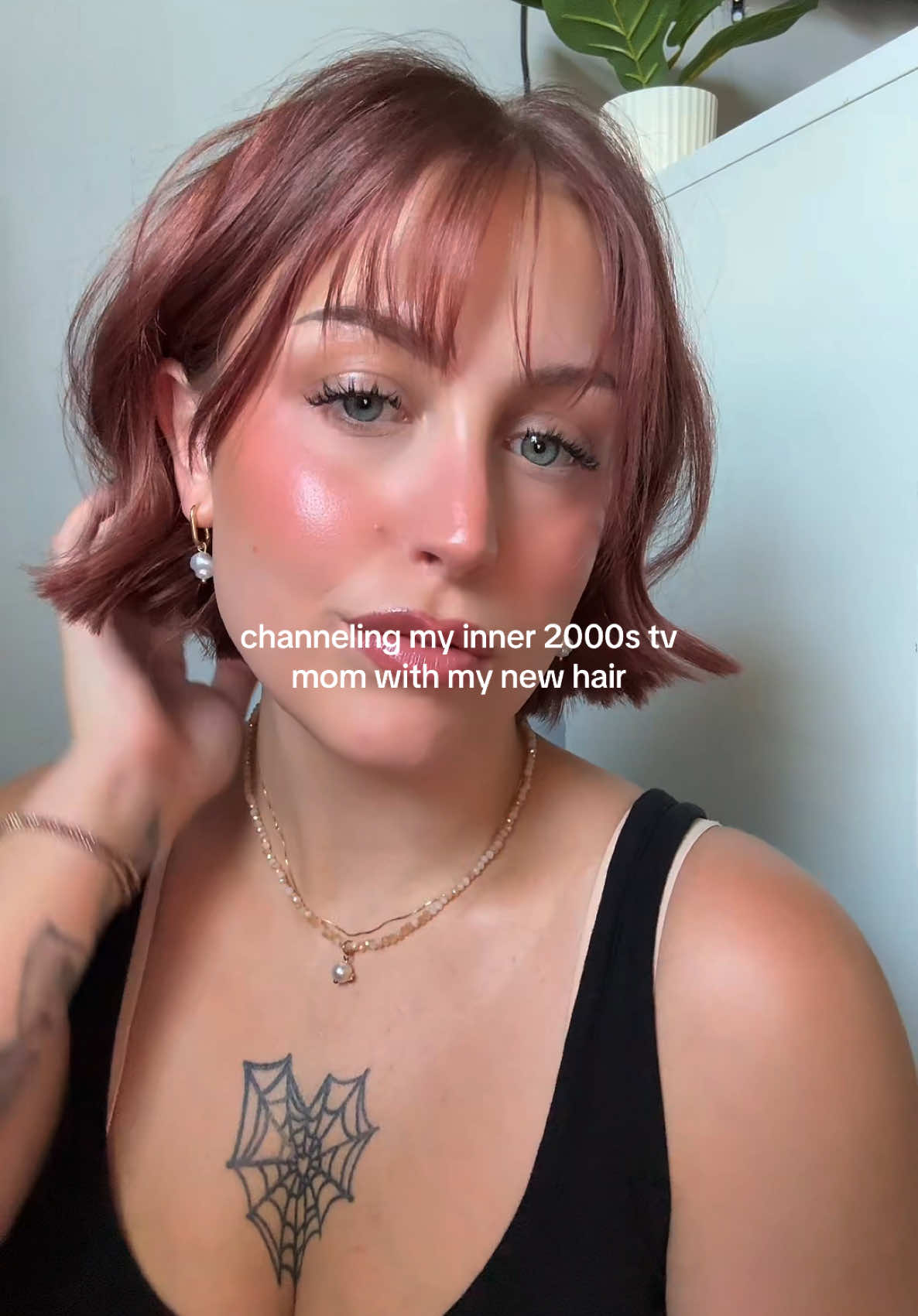 I feel like a brand new person ✨ using: @Iconic London Blurring Primer @makeupbymario Contour Stick ‘medium’ @rhode skin Pocket Blush ‘Tan Line’ & Glazing Mist @Tower 28 Beauty Concealer @Huda Beauty Easy Bake Loose Powder @Kylie Cosmetics Lip liner ‘comes naturally’ @Summer Fridays Lip Oil ‘Bare Sand’ #makeup #grwm #beauty #makeuptok #getreadywithme #MakeupRoutine #naturalmakeup #everydaymakeup 