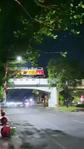 Tiba tiba lewat 📸 #surabaya #tugupahlawan #surabayatiktok #fyp #fypage f