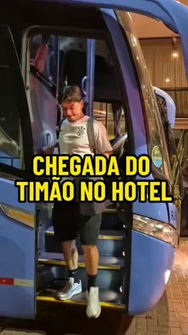 Chegado ao hotel! 🏴🏳️ Confira o desembarque do elenco e da comissão técnica do Corinthians no hote onde ficarão hospedados no Rio de Janeiro para o confronto contra o Vasco da Gama, amanhã, às 16h. 🎥 Vinicius Lúcio / Central do Timão #corinthians #centraldotimao #timao #sccp #coringao  