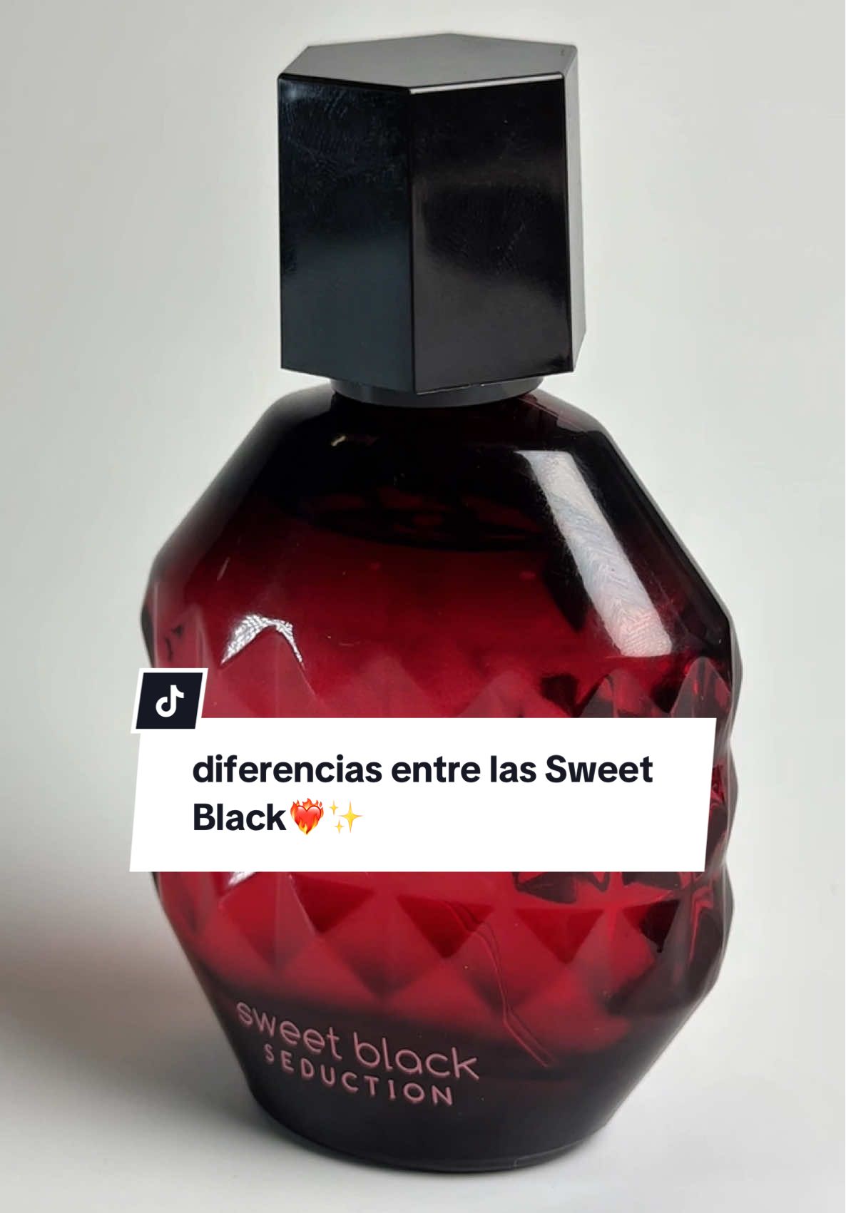 sabemos que amas Sweet Black🩷 pero cual se todas sus versiones es tu favorita?👀🫣 nosotros no podemos elegir solo una pero sabemos que la que elijas va a durar TODO el día contigo💫 consíguela con tu consultora favorita o en Cyzone.com  #Cyzone #SweetBlack #perfumetok #perfumedemujer #perfumedulce 