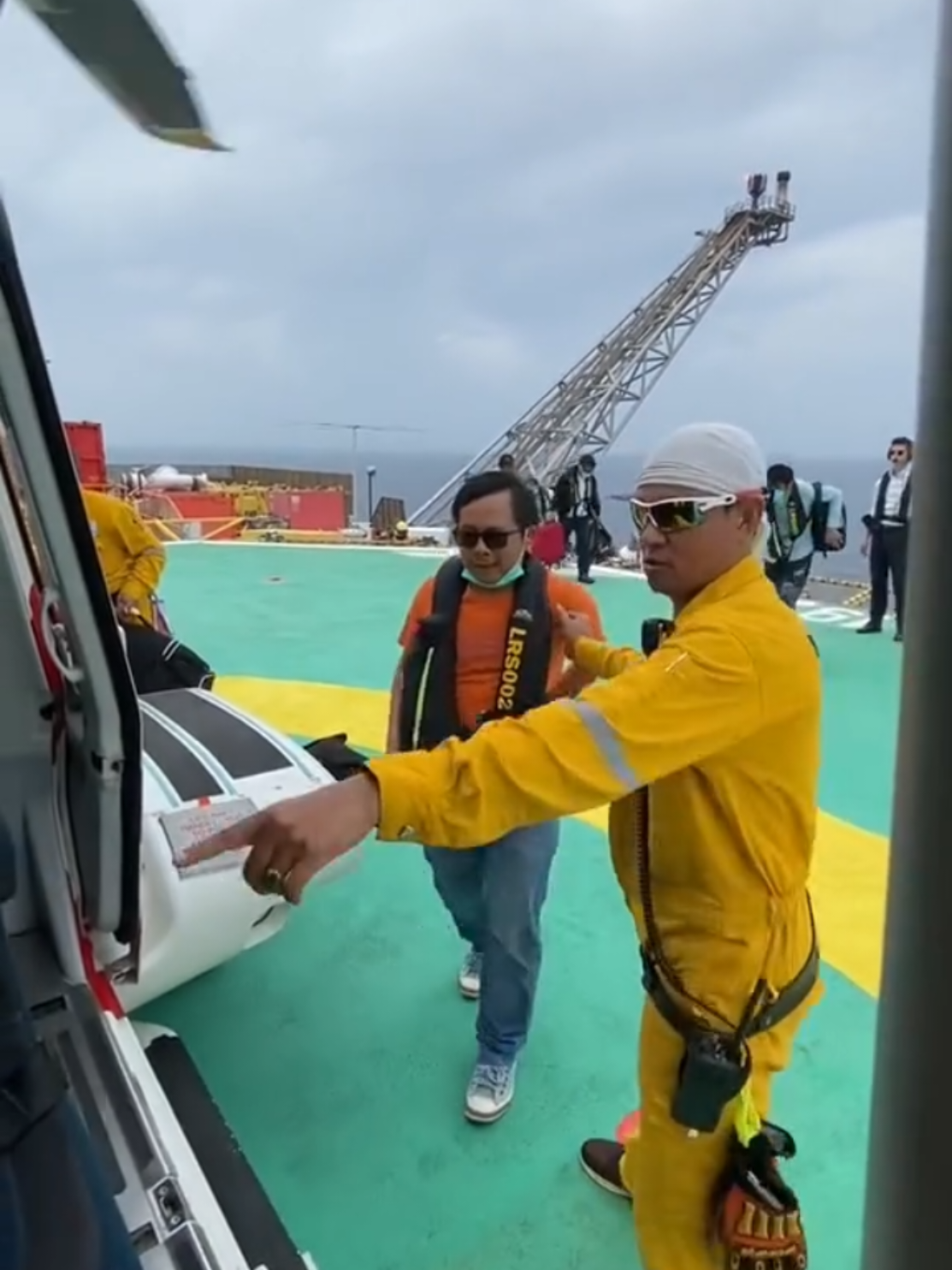Crew change day ⚓🏗🏭🚁💞 ------------------------------------------------- 📍🌊 NORTH PACIFIC OCEAN 🌏 🎥🚢#northpacificocean #pacificocean #workinprogress #cargoship #maritime #containership #ship #worldwideshipspotting #contenedores #aguasturbias #bilgewater #marrevuelto #oceanopacifico #oceanopacificonorte 📍🌊 NORTH PACIFIC OCEAN 🌊🌏