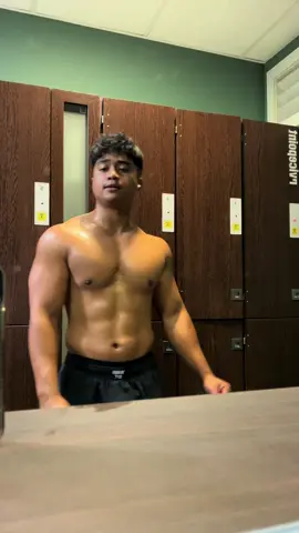 Natty and I eat what I want. Don’t be to strict to yourself and enjoy your life.  #aestheticvideos #gym #gymmotivation #gymshark #foryou 