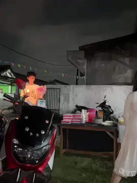 4 tahun berlalu kamu selalu merayakan aku , aku bertrimakasih atas bunga yang sangat amat indah di kamar ku hanya dari kamu,aku brterimakasih ataas sayang nya kamu ke aku , maafin ddee yaaa sayangg selalu cerewet , selalu marah marah , selalu nuntup gbole ini itu , tapi di balik itu semua akuu sayangg bgt sama kamu . trimakasih atas kado yang sangat amat bikin aku kaget bgt , atas sepatu adidas yang bnr bnr akuu sukaa but warna pink lagi , aku kaget aku shock , kamu selalu merendah di depan aku , trnytaa di balik itu semua kamu berusaha buat aku🥺💗love you so much sayang , aku sayang kamu , sekarang , dan selamanyaa . bahkan kamu manusia satu” nya yang bisa di bilang “ laki-laki baik buat aku “ kata bundaa lovee you  love you❤️‍🩹❤️‍🩹 #fyp #dirayakan #Love #fypage 