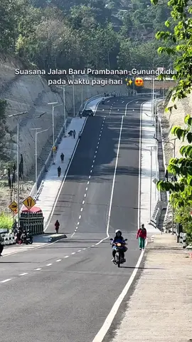 Suasana pagi di jalan baru Sleman - Gunungkidul ternyata viewnya cakep banget dari sini ✨🫶😍 Udah nyobain lewat sini lur??