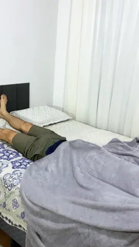 Pernas inchadas no final do dia? 📈 Say no more! 👉 Aqui vão 4 exercícios super fáceis que você pode fazer em casa para melhorar a circulação e reduzir o inchaço. 💪✨ #pernas #perna #pé #inchaço 