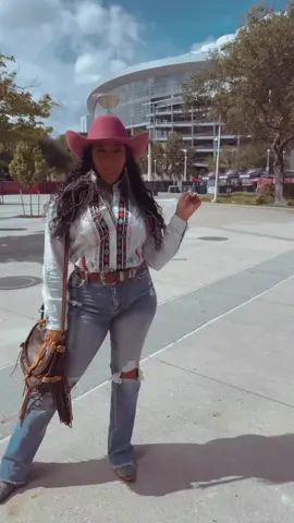 What yal think of my rodeo mom fit for today? #rodeo #westernfashion #westernstyle #westerninfluencer #outfitoftheday 