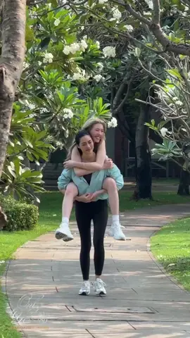 meskipun yang di gendong nya lebih tinggi dan gabisa diem lingling kuat loh dan salfok sedikit ke kaki nya orm jenjang bngt🗿🗿🗿#lingormisreal❤️ #linglingkwong #ONLYYOU #LingOrm #ormkornnaphat 