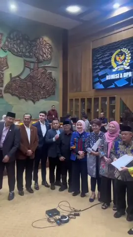 Paradoks Demokrasi: Kursi Milik Partai, Bukan Rakyat?