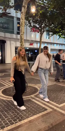 Frankfurt auf der Zeil, da geht es so richtig ab Freunde Teil 112 👯‍♂️ ❤️🥰🫶 #meinfrankfurt #myfrankfurt #balkan #kolo #frankfurt   @MyFrankfurt 🫶🇩🇪🫶