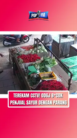 Seorang pria berinisial MJ, warga Desa Kandang, Kecamatan Samalanga, Bireuen yang diduga orang dengan gangguan jiwa (ODGJ) diamankan tim gabungan Polres Bireuen dan Polsek Samalanga pada Kamis (21/8/2025) dini hari.  Pria tersebut diamankan setelah memb*cok seorang pedagang sayur bernama Boihaqi, warga Namploh Papeun, di Keude Samalanga sekira pukul 16.50 WIB, Rabu (20/8/2025).  Korban mengalami l*ka berat di wajah dan bagian belakang leher. Anggota Polsek bersama warga segera menangani korban dan membawa ke Puskesmas Samalanga. Karena kondisinya cukup kritis, korban kemudian dirujuk ke RSUD dr Fauziah Bireuen. Sementara pelaku menurut informasi mengantongi kartu kuning atau keterangan kurang sehat.  Mencegah hal tidak diinginkan, Polsek Samalanga berkoordinasi dengan Satreskrim dan Sat Intelkam, lantas mencari pelaku untuk mengamankan. Pria diduga ODGJ tersebut berhasil diamankan pada Kamis dini hari.  Kondisi korban menurut informasi sudah melewati masa kritis dan dalam perawatan di RSUD Bireuen. source : al_khusairi01 #popfmindonesia #aceh #odgj #parang #penjualsayur 