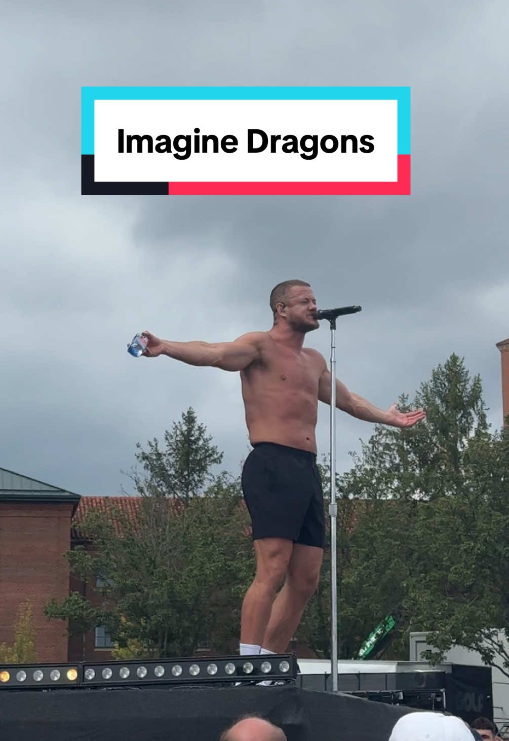 Woah 🥵🥵🥵 @Imagine Dragons  #imaginedragons #imaginedragonslive #imeginedragonsconcert #danraynolds #liveconcert #shots #imaginedrangonsshots
