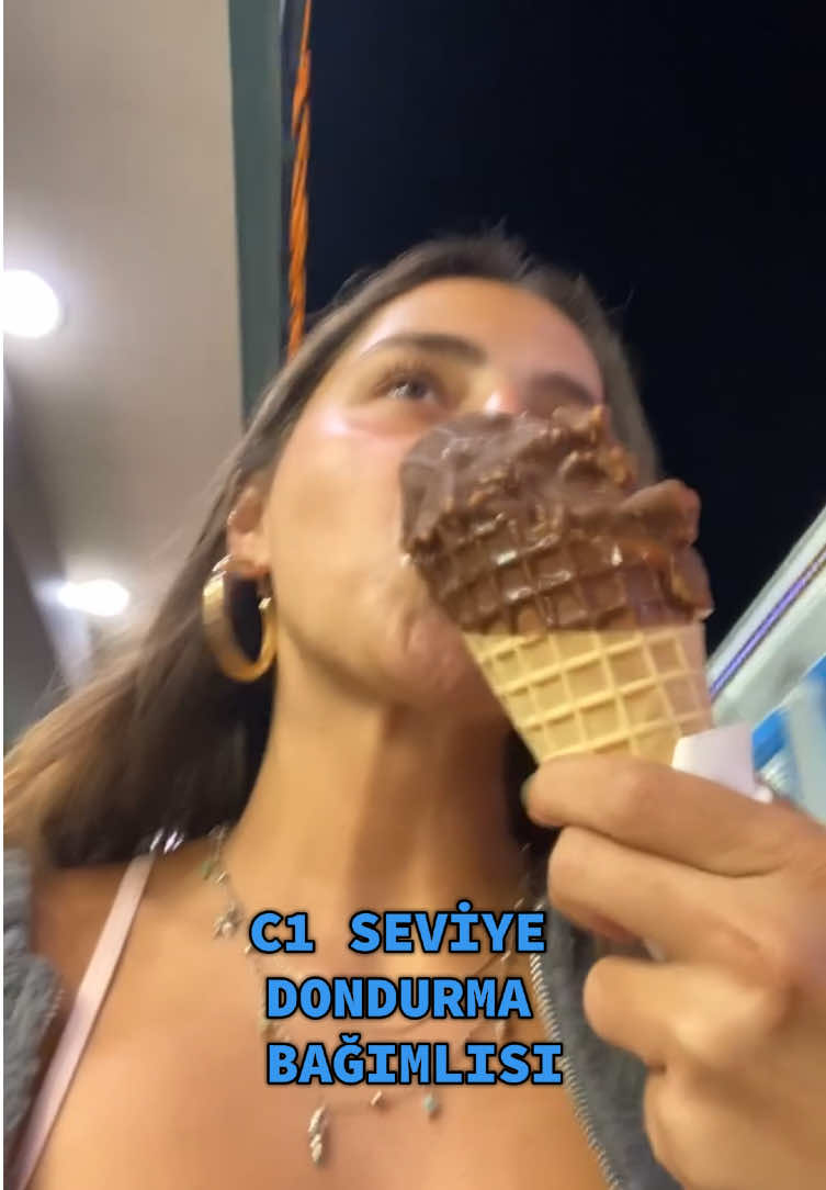 en büyük zaafım tüm param dondurmaya gidiyo bu haftaki favorim waffle külahında çikolata soslu oreo  #fun #funny 