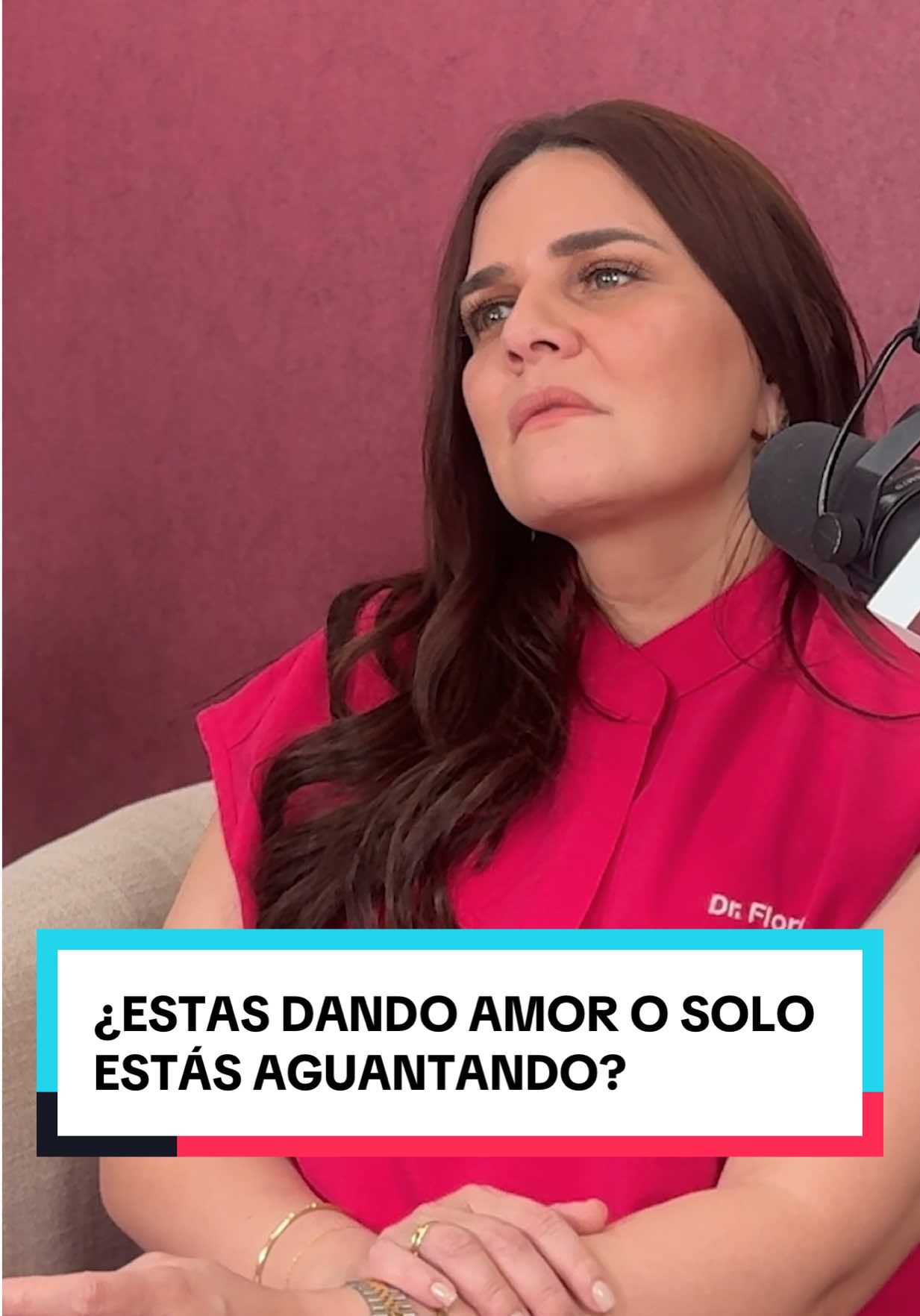 Aguantar no es amar. Es abandonarte en silencio. Tú puedes con todo… sí. Estás diseñado para resistir golpes emocionales, pero eso no lo hace sano. Lo que toleras en silencio, el otro lo repite.Si callas, minimizas o haces como si nada, el mensaje es claro: “hazlo de nuevo, yo aguanto.” La verdadera fortaleza no es resistir…  Es usar tu voz para decir: esto me duele, esto no se negocia, esto no es amor. ¿Qué estás dando en tu relación?  ¿Tu verdad o tu capacidad de aguante?