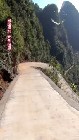The mountain road is very winding.